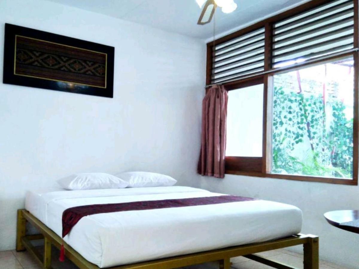 Isro Guesthouse Syariah Kepanjen Exterior foto
